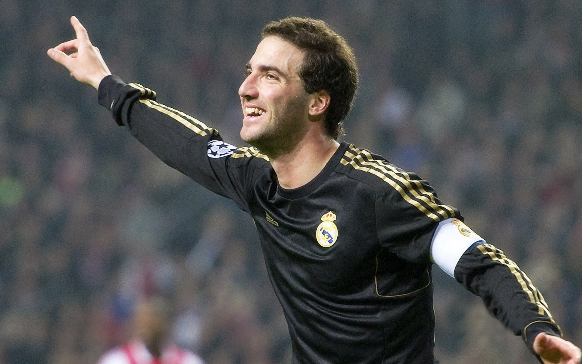 爱游戏电竞下载-_冠军争夺战激烈开启！谁能夺得本年度赛事桂冠？_，冠军大赛