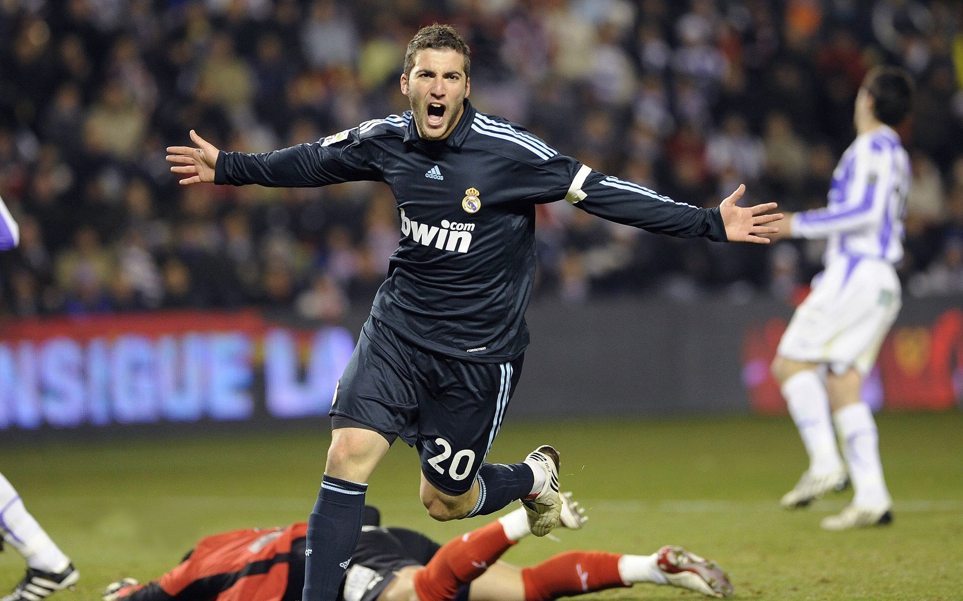 德甲强队多特蒙德签下意大利前锋，实力大增，多特蒙德在德甲地位